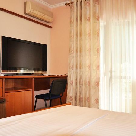 Lugano Hotel 地拉那 外观 照片